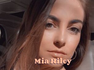 Mia_Riley